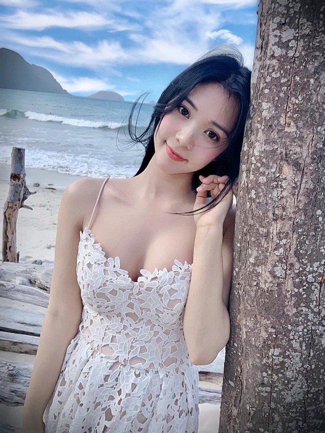 Hương Giang gợi cảm hậu chia tay, Jun Vũ, Thanh Bi diện bikini khoe vòng 1 'nghẹt thở' - Ảnh 11.