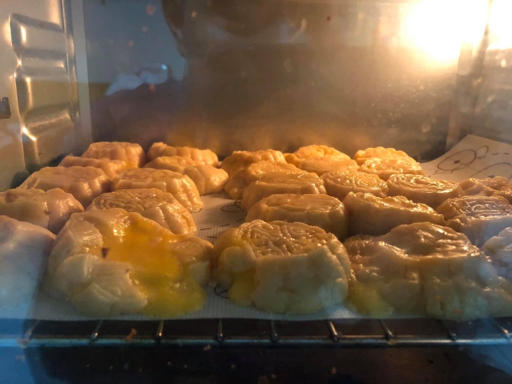 Hú hồn với loạt bánh trung thu tự làm đúng kiểu '3 phần xui xẻo, 7 phần bất lực' - Ảnh 7. Hú hồn với loạt bánh trung thu tự làm đúng kiểu '3 phần xui xẻo, 7 phần bất lực' - Ảnh 7.