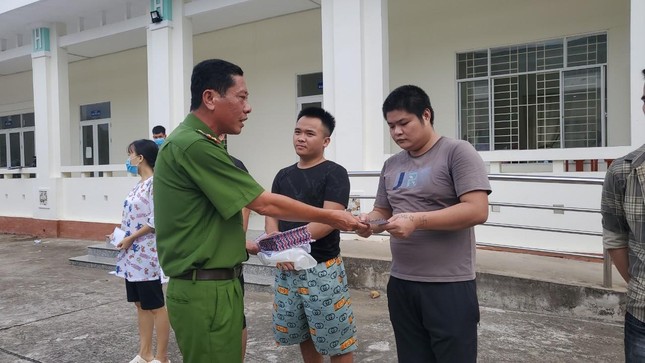 40 người tháo chạy khỏi casino ở Campuchia được hỗ trợ tiền trở về quê - Ảnh 2.