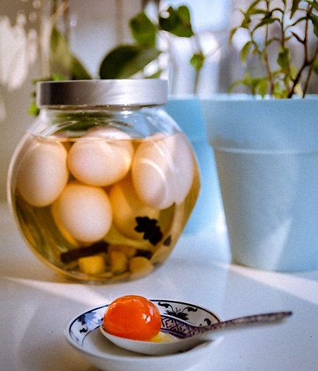 3 cách làm trứng muối tại nhà cực đơn giản: Cách số 2 nhanh thần tốc, chỉ 2 ngày là xong! - Ảnh 1.