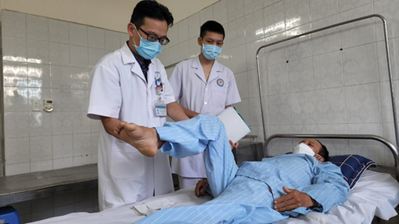 Ngã từ nóc nhà cao 6m, người đàn ông bị gãy cột sống liệt tủy - Ảnh 1.