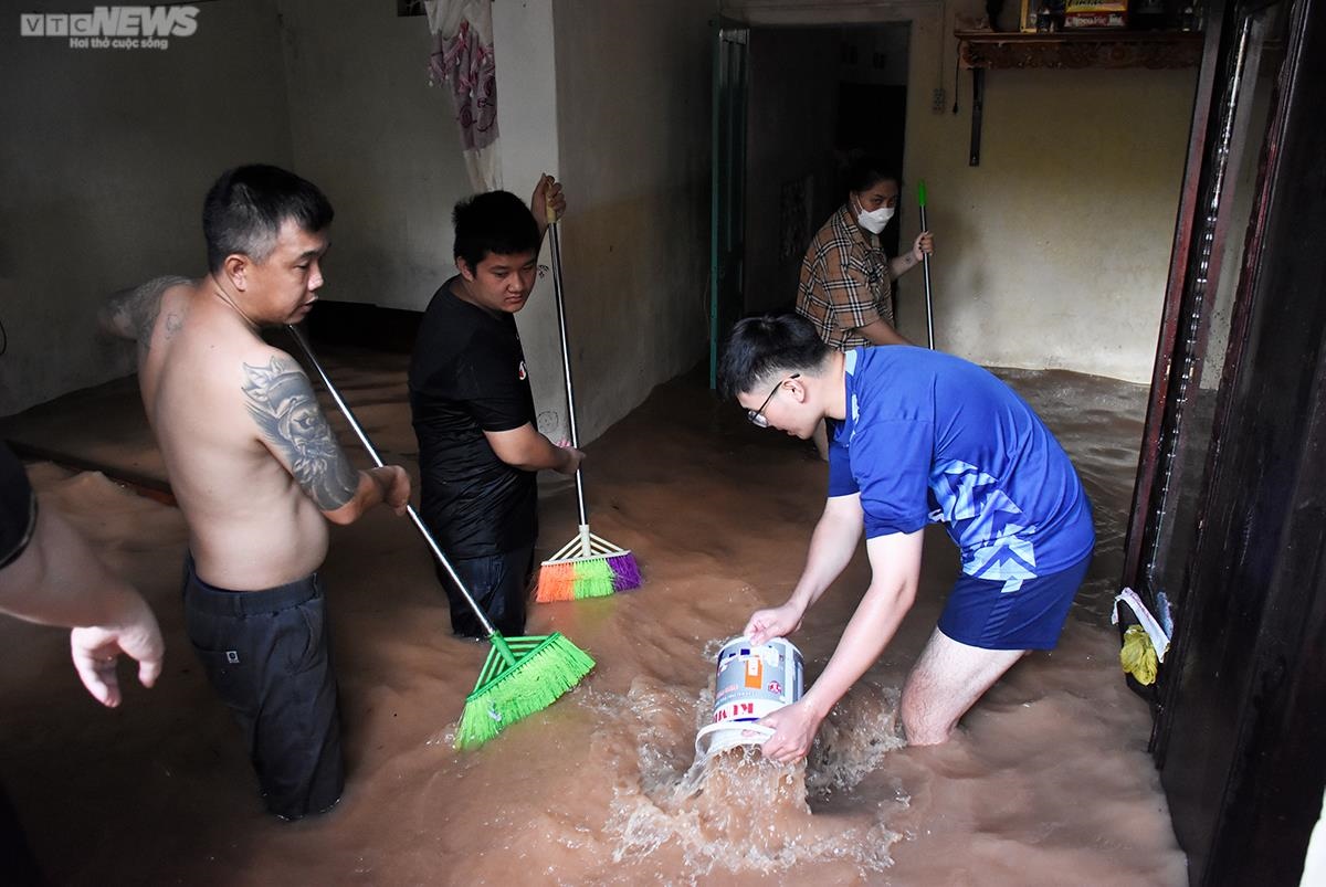 Người dân Quảng Ninh nghẹn giọng kể phút giây chạy nước lũ - Ảnh 6.