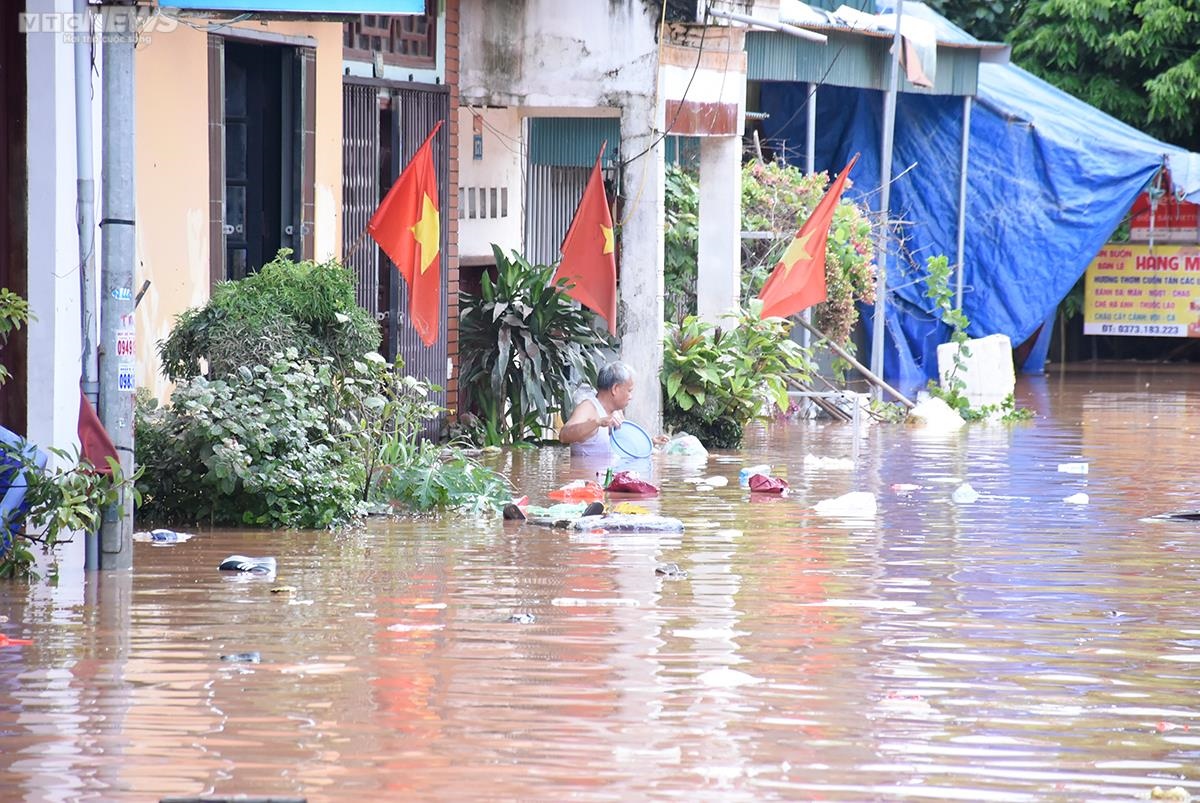 Người dân Quảng Ninh nghẹn giọng kể phút giây chạy nước lũ - Ảnh 3.