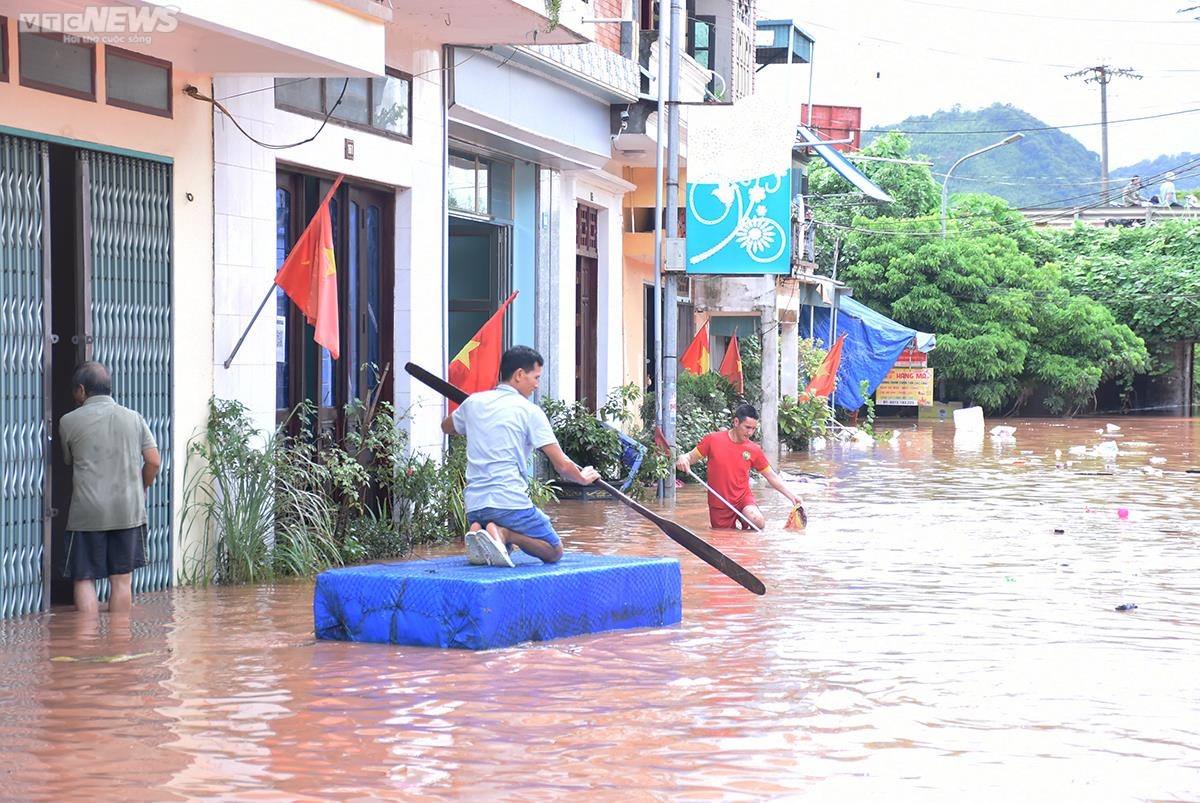 Người dân Quảng Ninh nghẹn giọng kể phút giây chạy nước lũ - Ảnh 5.