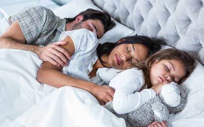 Vì sao trẻ cần ngủ riêng phòng với bố mẹ trước 5 tuổi, 8 bí quyết &quot;vàng&quot; giúp con thiết lập thói quen không ngủ chung! - Ảnh 1.