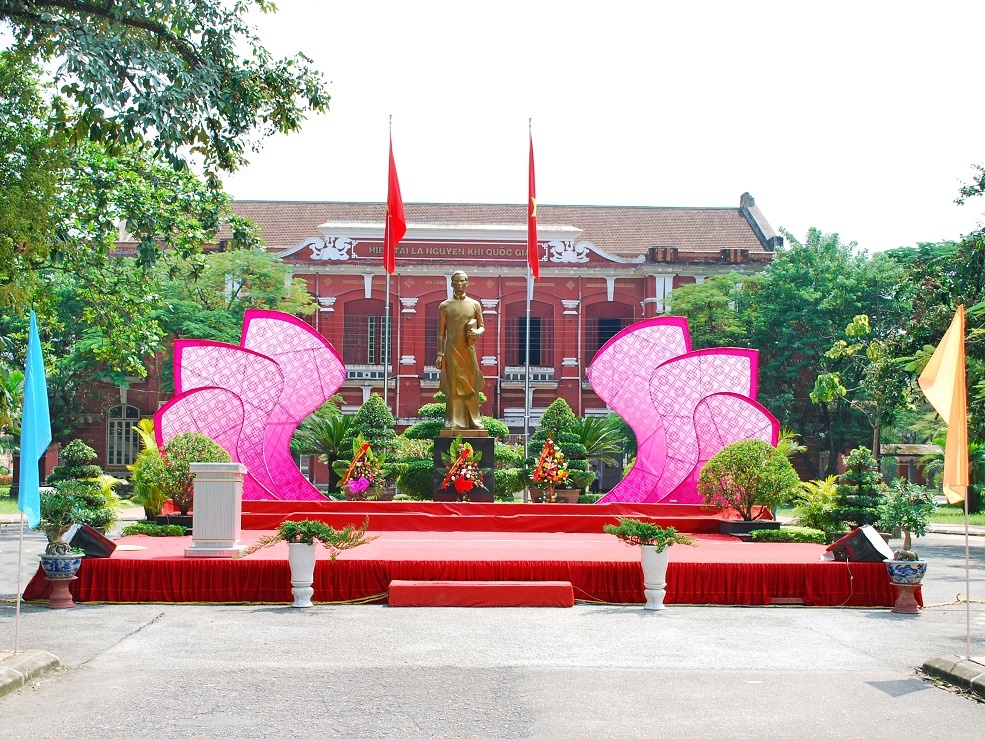 Ngôi trường giữ kỷ lục nhiều lần đón cầu truyền hình Olympia nhất: &quot;Cái nôi&quot; của hàng loạt danh nhân, là địa điểm quay MV đình đám - Ảnh 1.