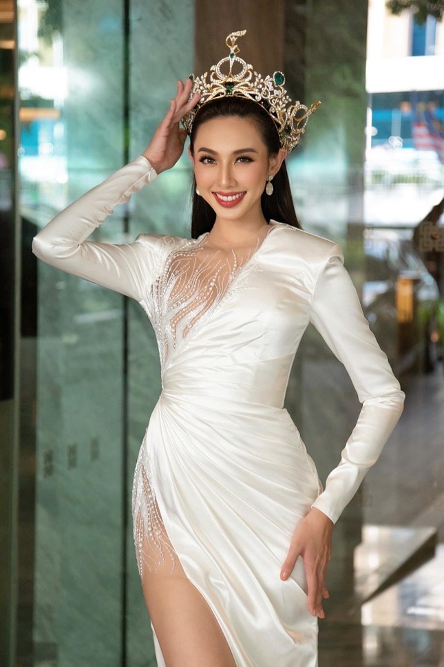 Hoa hậu Thuỳ Tiên diện váy xẻ nóng bỏng dự chung kết Miss Grand Malaysia 2022 - Ảnh 3.