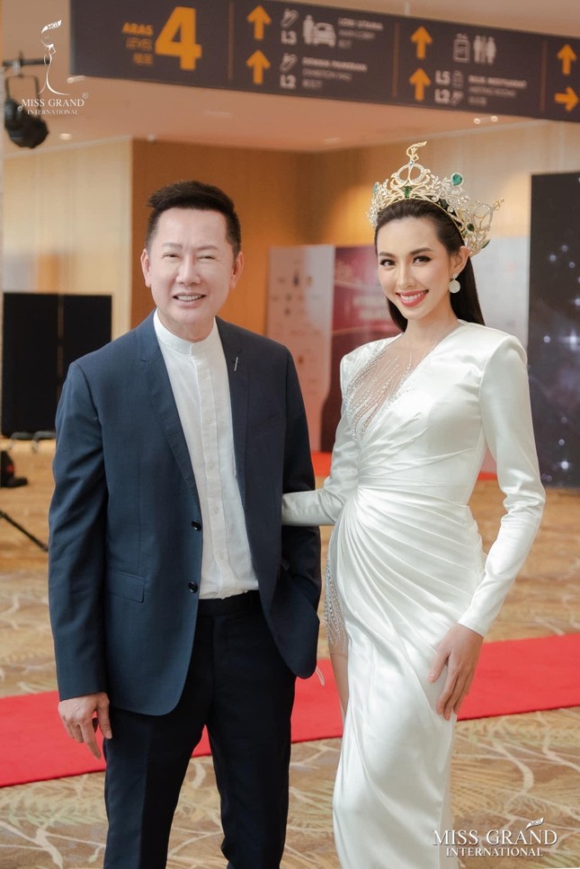 Hoa hậu Thuỳ Tiên diện váy xẻ nóng bỏng dự chung kết Miss Grand Malaysia 2022 - Ảnh 4.