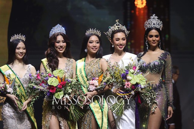 Hoa hậu Thuỳ Tiên diện váy xẻ nóng bỏng dự chung kết Miss Grand Malaysia 2022 - Ảnh 7.