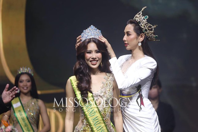 Hoa hậu Thuỳ Tiên diện váy xẻ nóng bỏng dự chung kết Miss Grand Malaysia 2022 - Ảnh 6.