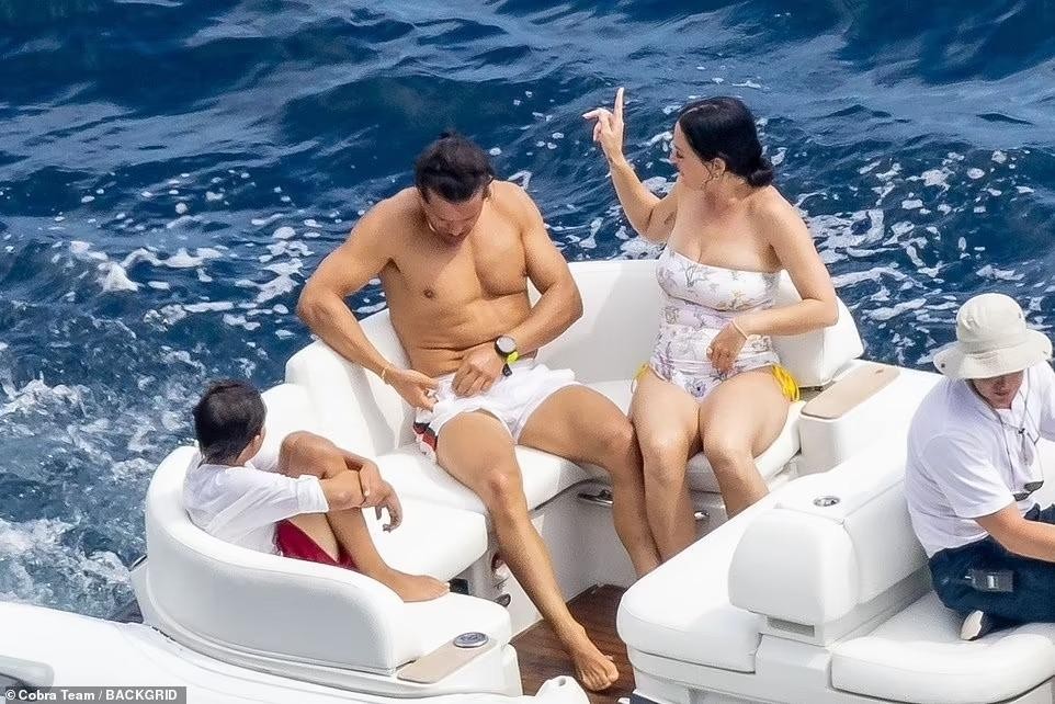 Katy Perry và Orlando Bloom khóa môi ngọt ngào ở biển - Ảnh 10.