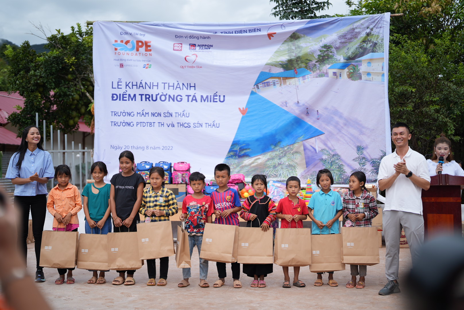 Hoa hậu H'Hen Niê 'tiếp lửa' năm học mới cho trẻ em vùng cao Mường Nhé - Ảnh 1.