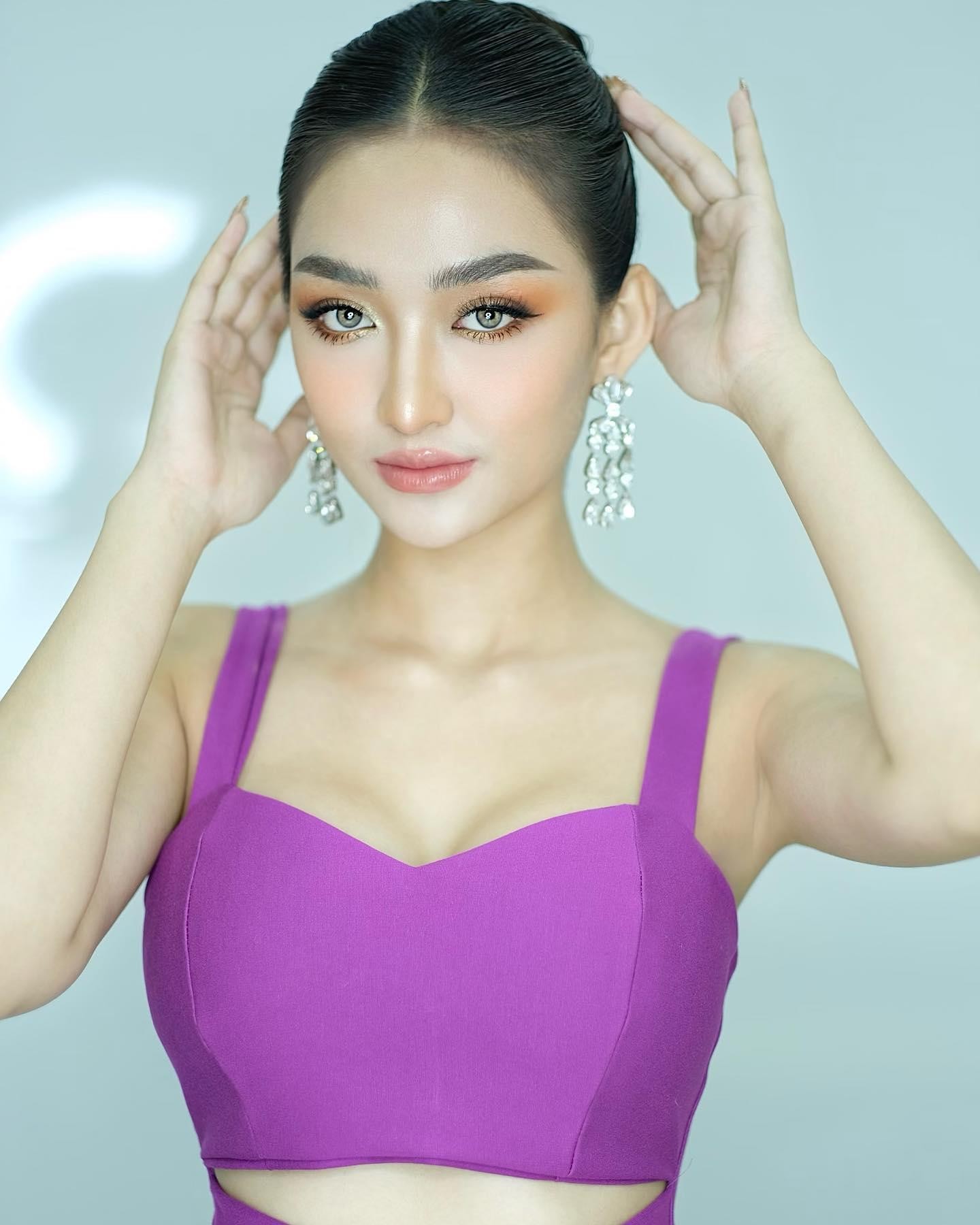 Tân Hoa hậu Hoà bình Campuchia lộ diện cực sexy, mặc cut-out táo bạo không kém Thuỳ Tiên - Ảnh 4.