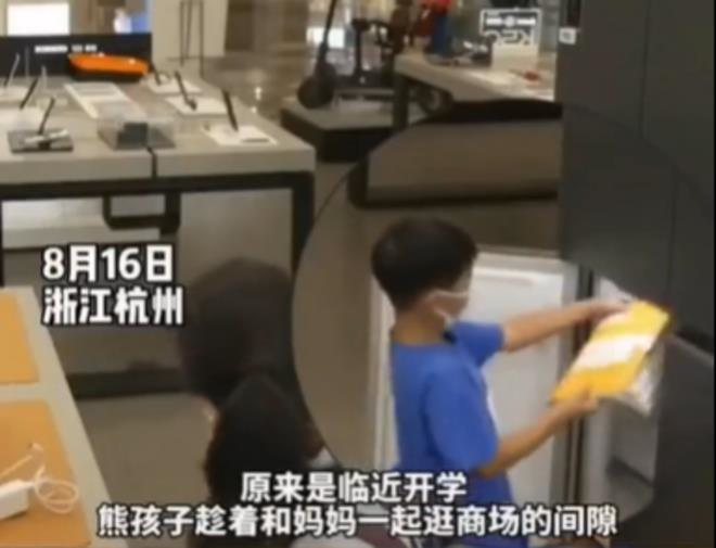 Nhân viên cửa hàng sửng sốt khi phát hiện cậu bé tiểu học giấu đồ lạ vào tủ lạnh - Ảnh 4.