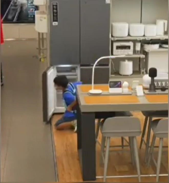 Nhân viên cửa hàng sửng sốt khi phát hiện cậu bé tiểu học giấu đồ lạ vào tủ lạnh - Ảnh 2.