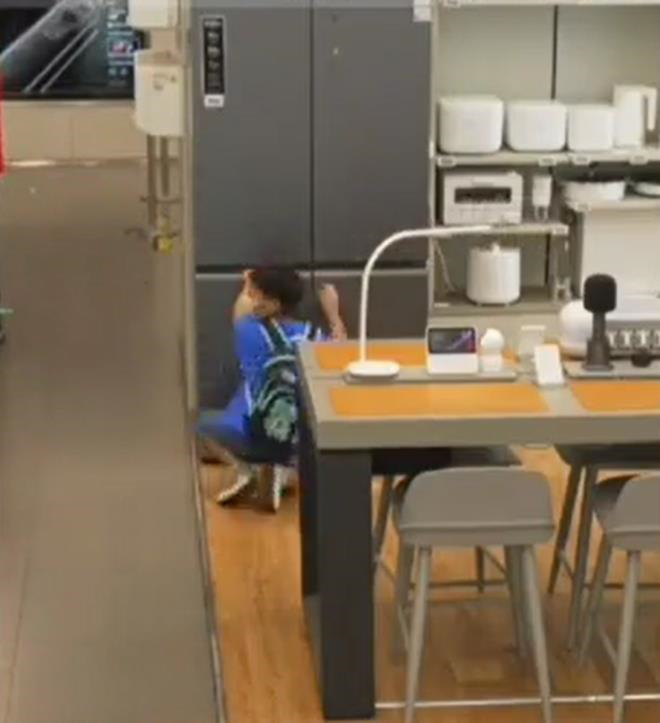 Nhân viên cửa hàng sửng sốt khi phát hiện cậu bé tiểu học giấu đồ lạ vào tủ lạnh - Ảnh 1.