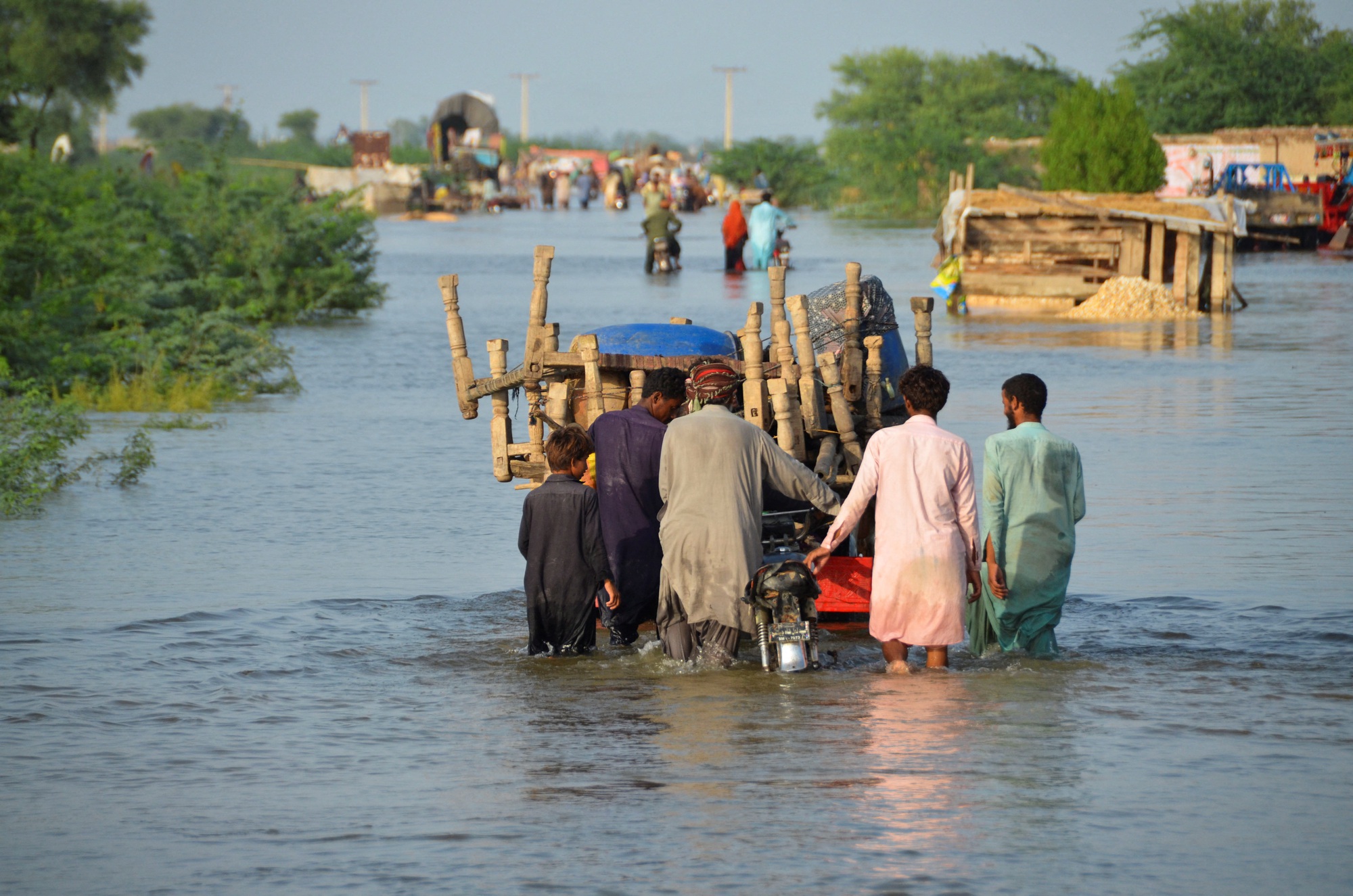 Hai tháng, hơn 1.000 người chết ở Pakistan vì 'thảm họa khí hậu' - Ảnh 1.