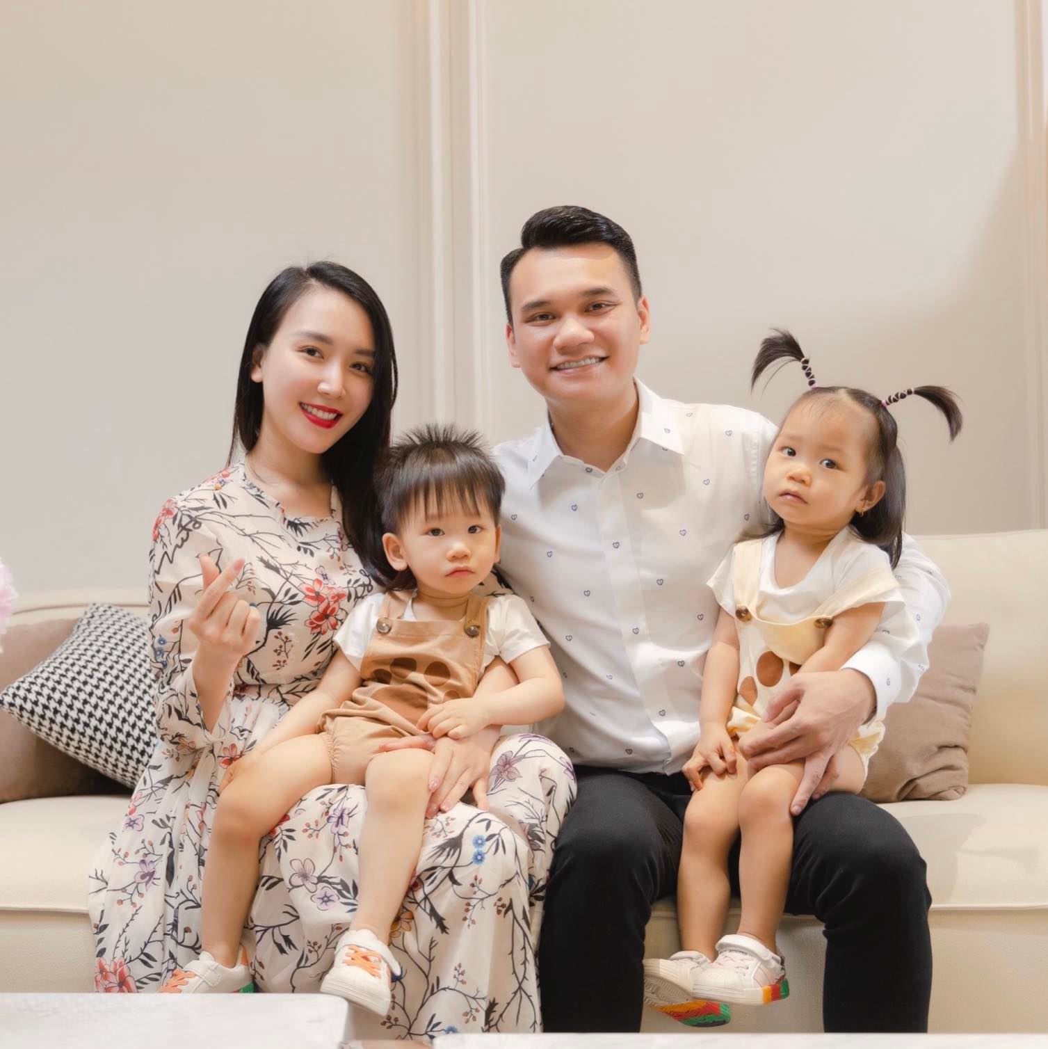 4 năm hôn nhân ngọt ngào của ca sĩ Khắc Việt và bà xã DJ Thảo Bebe - Ảnh 2.