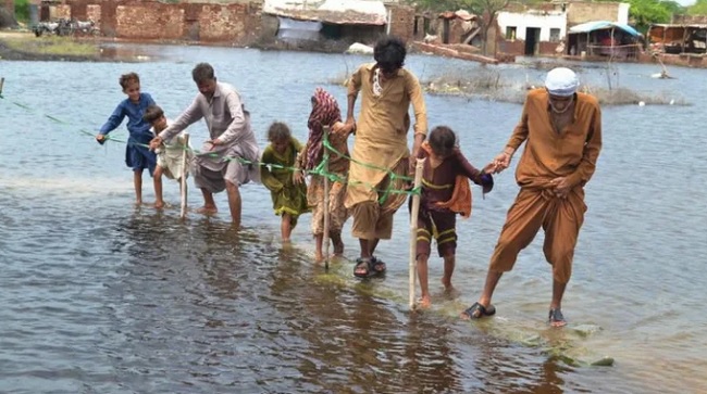 Tình cảnh tuyệt vọng của người dân Pakistan giữa dòng lũ lớn - Ảnh 3.