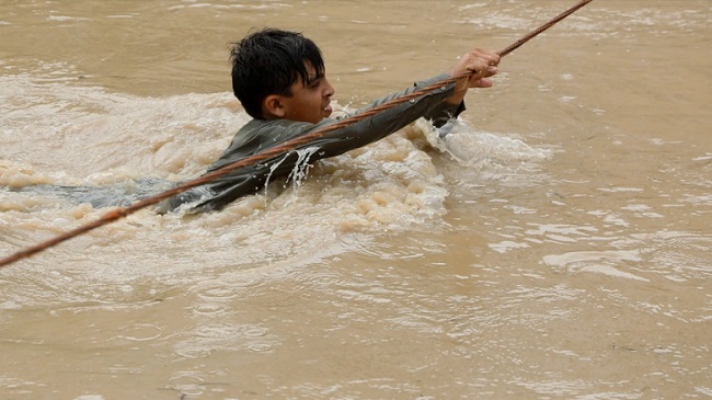 Tình cảnh tuyệt vọng của người dân Pakistan giữa dòng lũ lớn - Ảnh 8.