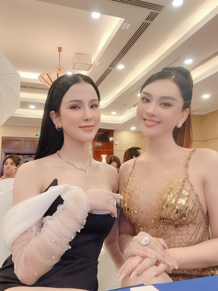 Sao Việt 29/8: Thiện Nhân tươi hết cỡ bên người yêu đồng giới - Ảnh 2. Sao Việt 29/8: Thiện Nhân tươi hết cỡ bên người yêu đồng giới - Ảnh 2.