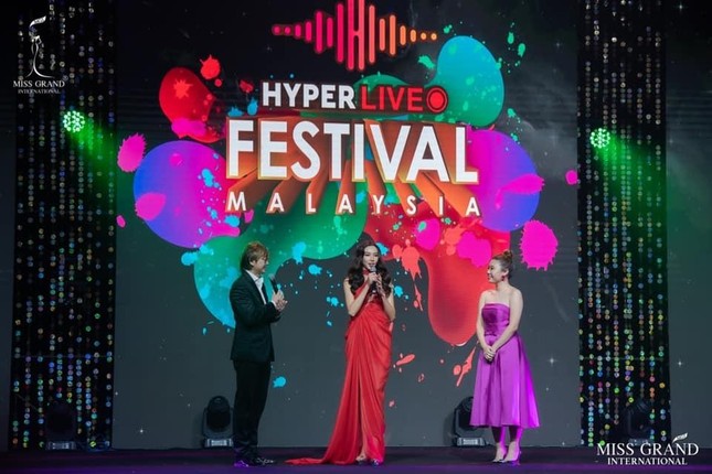 Hoa hậu Thùy Tiên diện váy cut-out nóng bỏng, tự tin khoe giọng hát trên sân khấu lớn ở Malaysia - Ảnh 3.