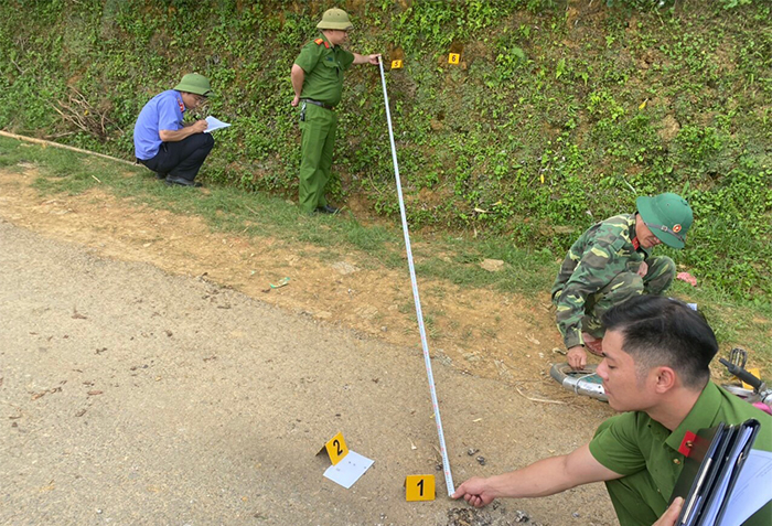 2 cháu bé bị thương nặng sau vụ nổ nghi là bom bi - Ảnh 1.