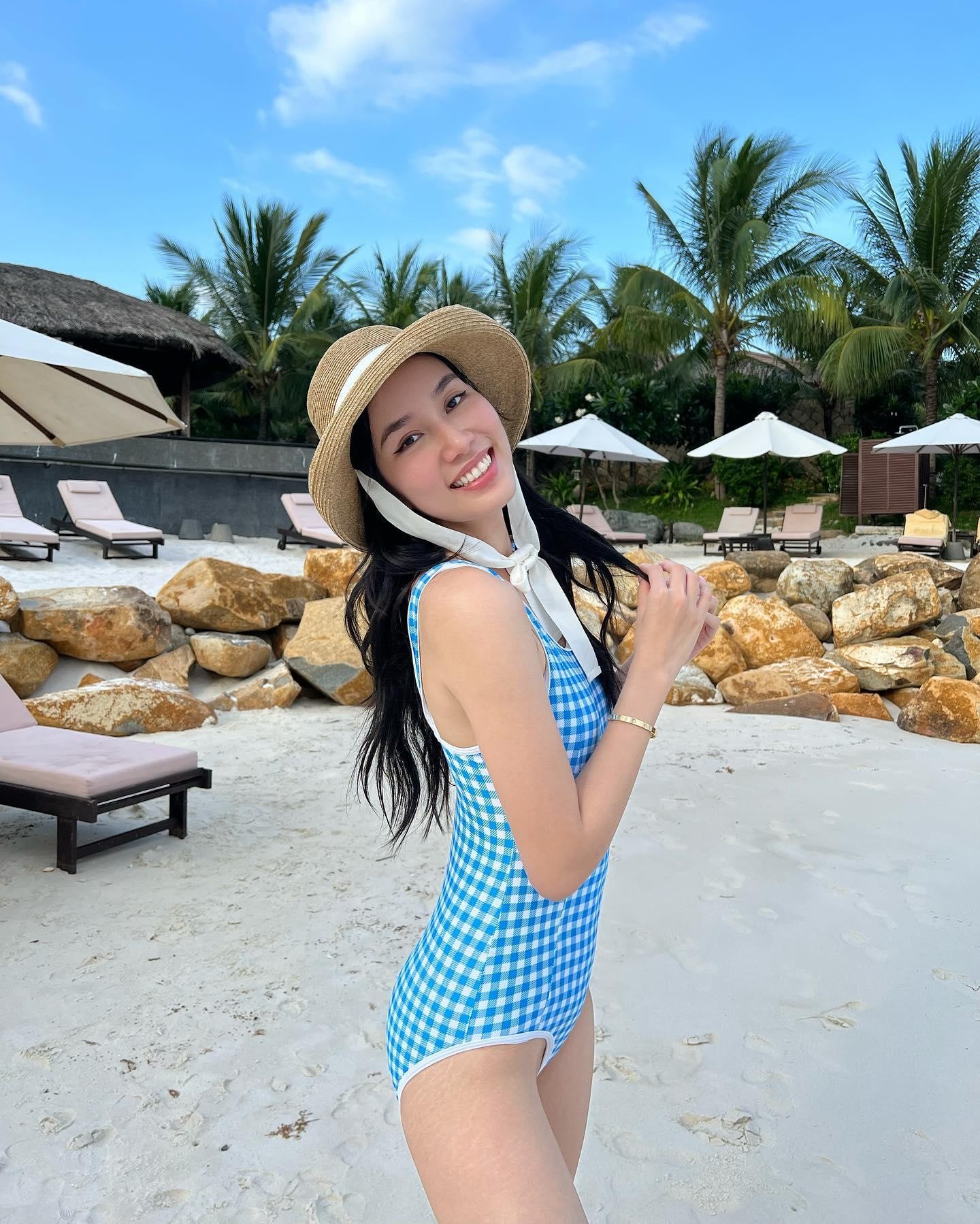 &Aacute; hậu Phương Anh, Đ&agrave;o Thị H&agrave; đọ d&aacute;ng n&oacute;ng bỏng với &aacute;o tắm tr&ecirc;n biển - Ảnh 1.