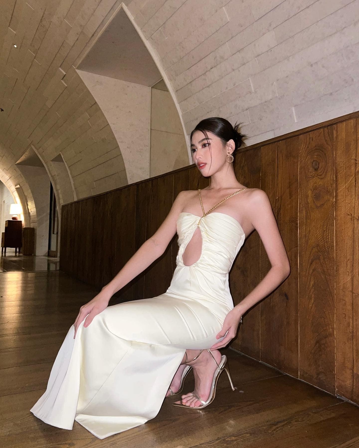 &Aacute; hậu Phương Anh, Đ&agrave;o Thị H&agrave; đọ d&aacute;ng n&oacute;ng bỏng với &aacute;o tắm tr&ecirc;n biển - Ảnh 8.