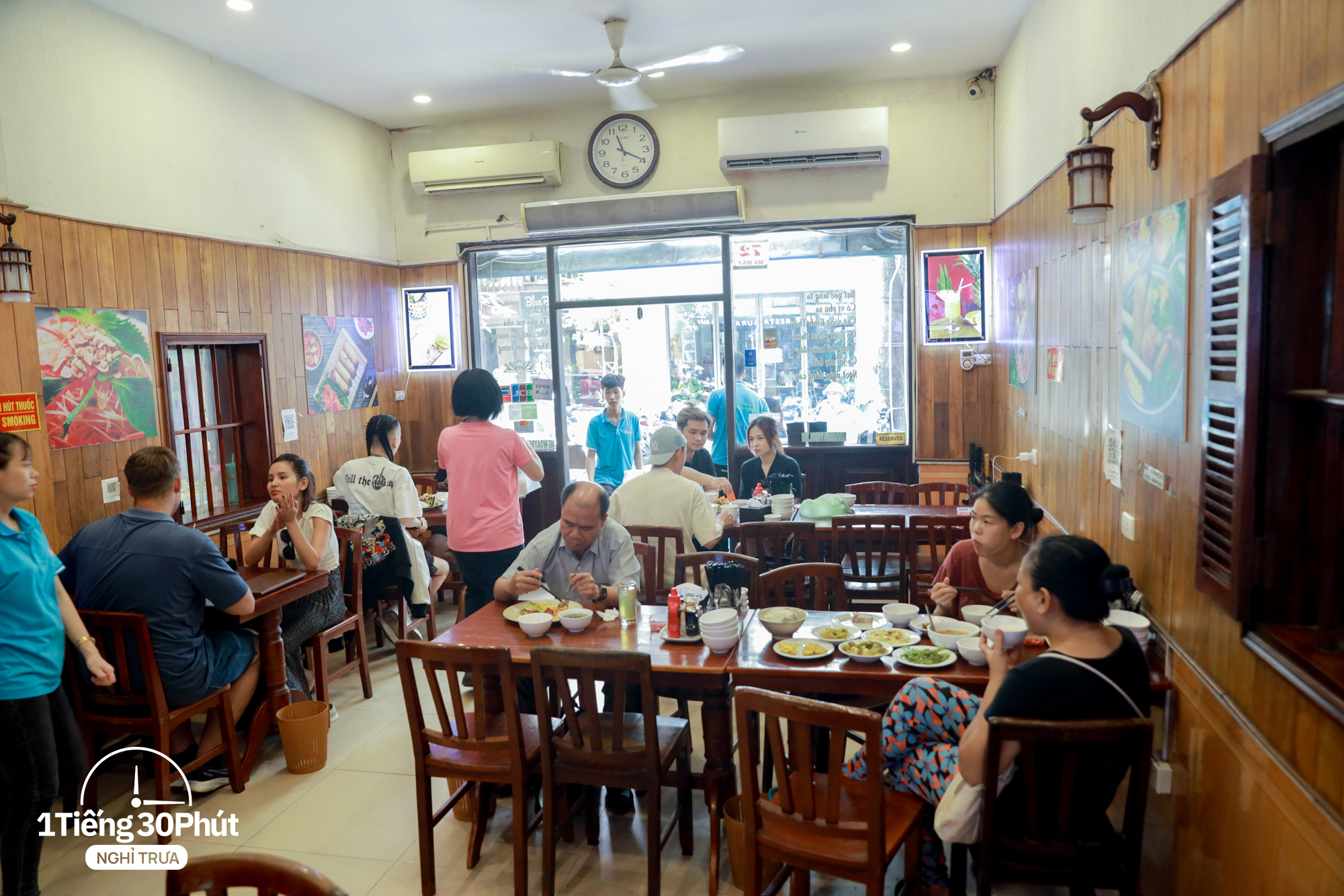 Hàng cơm trưa ở phố cổ Hà Nội toàn phục vụ “dân công sở hạng sang”, đến người nước ngoài cũng biết và tần suất ăn chung cùng người nổi tiếng rất cao - Ảnh 15.