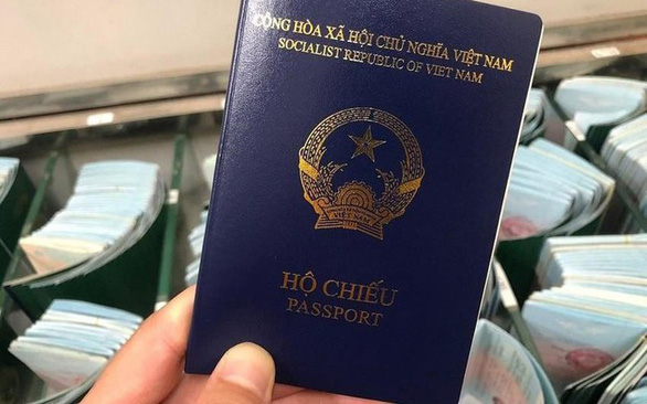 Đại sứ quán Việt Nam ở Czech sẽ ghi bị chú nơi sinh cho người có hộ chiếu mẫu mới - Ảnh 1.