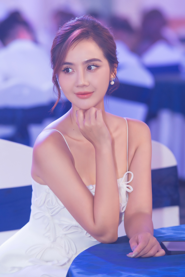 Gu thời trang đặc biệt của boss Vân Trang Thương Ngày Nắng Về: Mê mệt màu trắng - Ảnh 1. Gu thời trang đặc biệt của boss Vân Trang Thương Ngày Nắng Về: Mê mệt màu trắng - Ảnh 1.