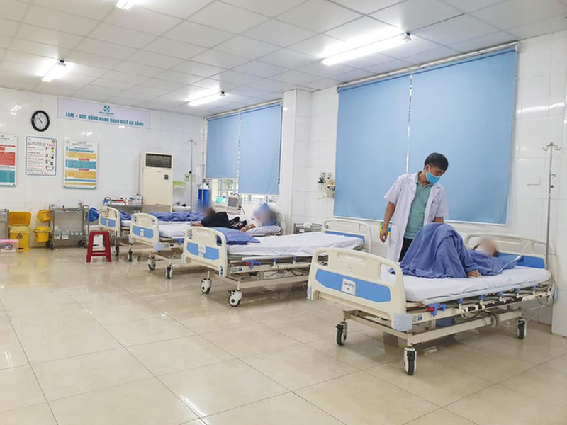 Nhiều du khách ở Hà Nội phải nhập viện do ngộ độc thực phẩm khi đang đi du lịch tại Đà Nẵng - Ảnh 1.