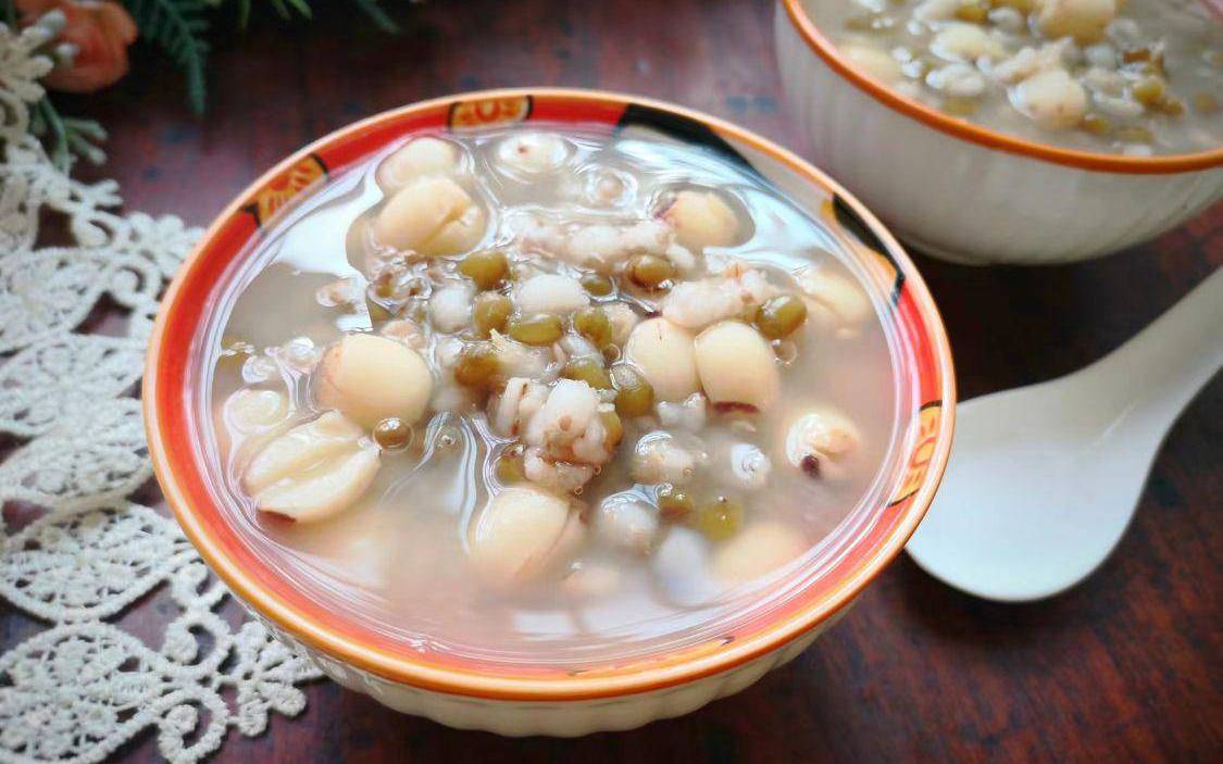 Thêm nguyên liệu để tăng công dụng của món chè hạt sen đậu xanh 