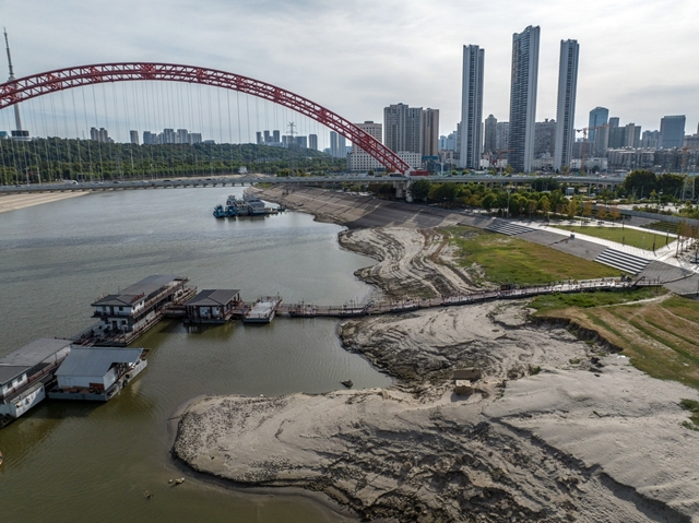 Dấu hiệu khó khăn của kinh tế Trung Quốc lộ ra từ những dòng sông cạn - Ảnh 1.