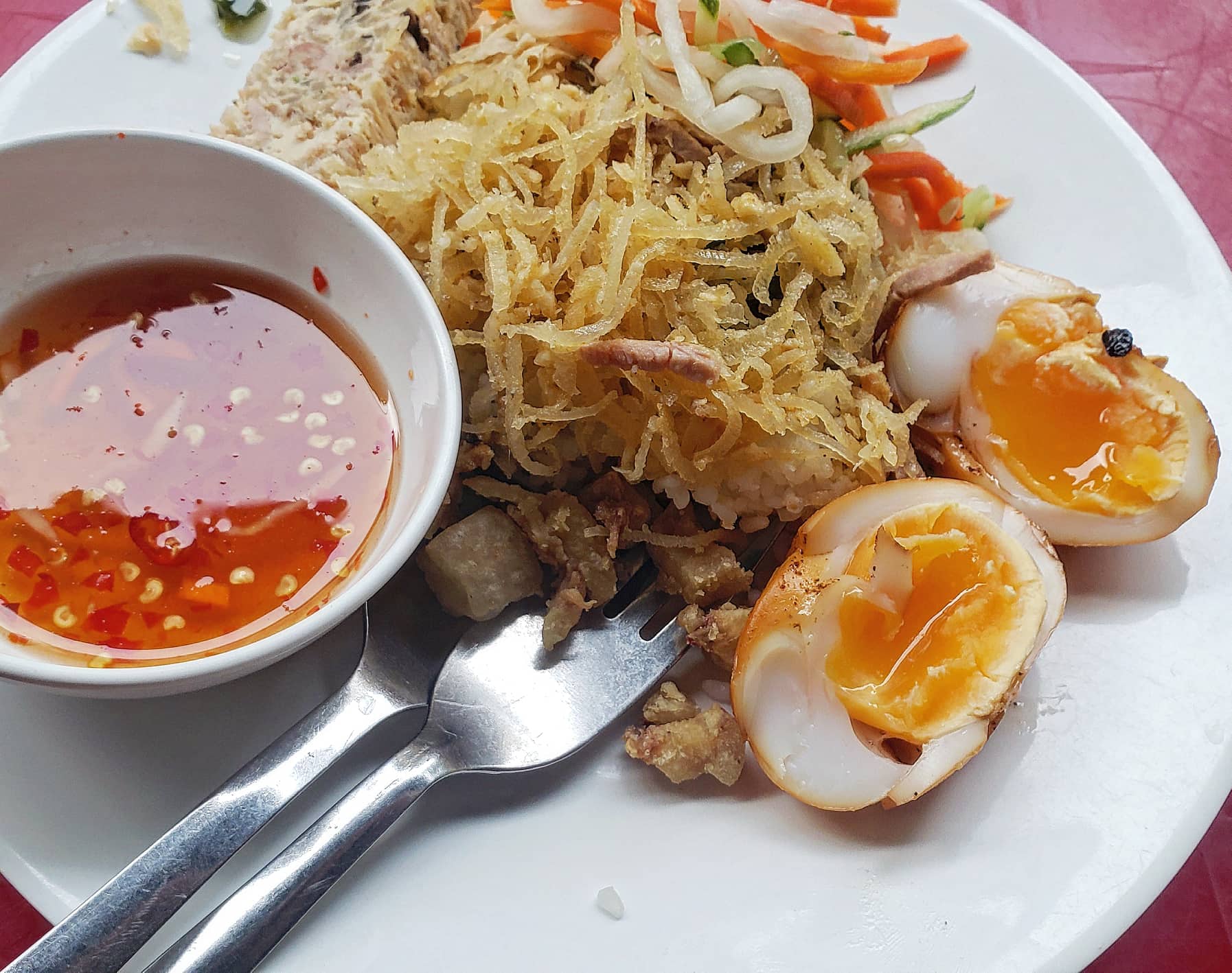 Tôi từng ăn cơm tấm Sài Gòn để bớt... đói - Ảnh 4.