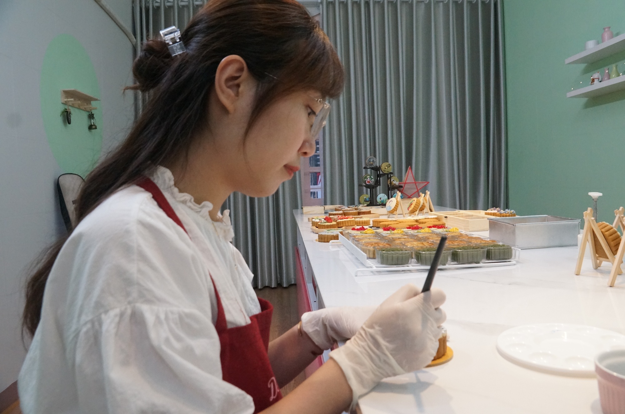Cô gái Hà Nội sáng kiến vẽ tranh lên bánh Trung thu - Ảnh 4. Cô gái Hà Nội sáng kiến vẽ tranh lên bánh Trung thu - Ảnh 4.