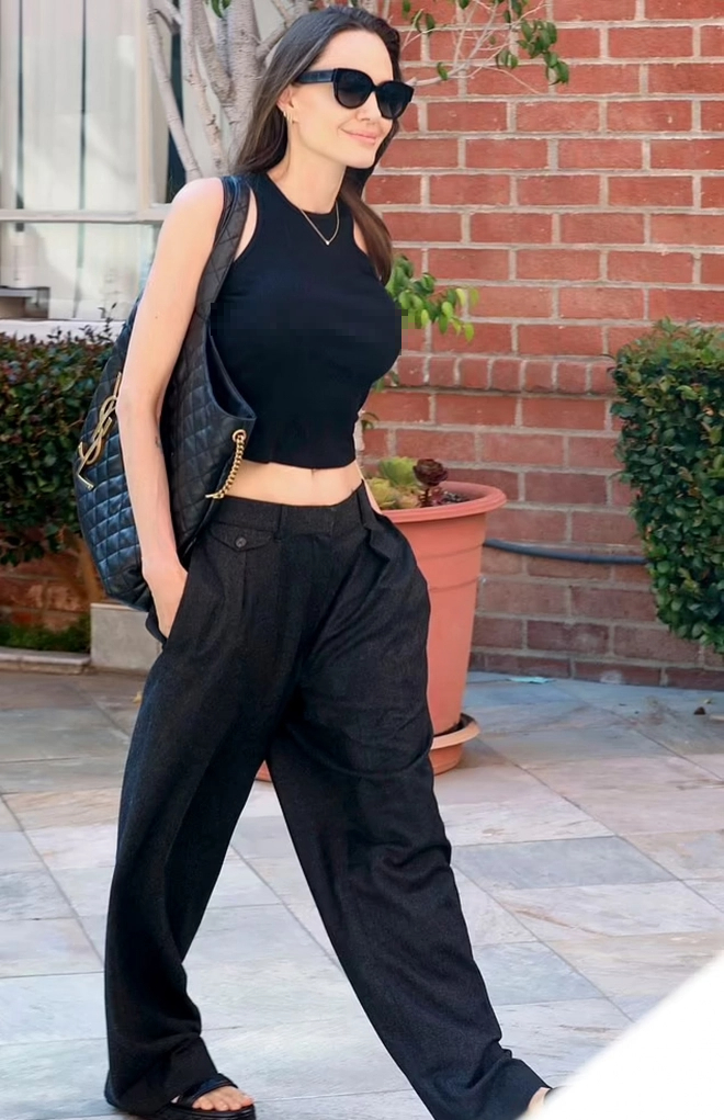 Angelina Jolie diện crop top khoe eo thon trên phố - Ảnh 3.