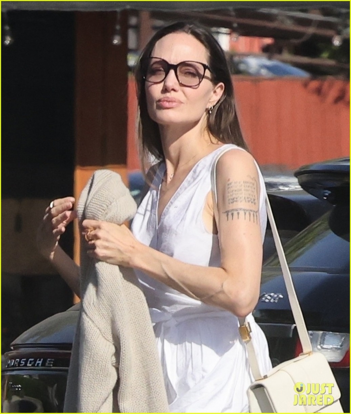 Angelina Jolie diện crop top khoe eo thon trên phố - Ảnh 7.