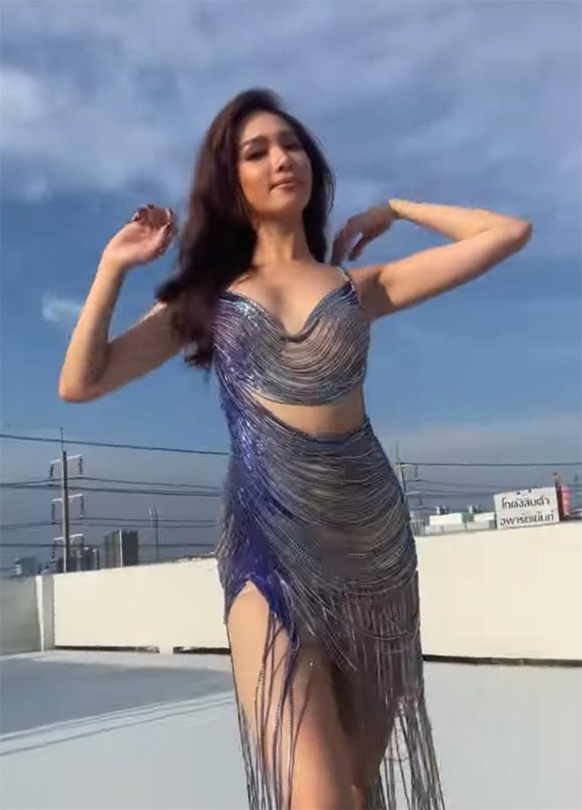 'Đụng' váy tua rua với Hoa hậu Quốc tế 2019, Thùy Tiên được khen nổi bật nhờ sắc vóc nóng bỏng - Ảnh 2.