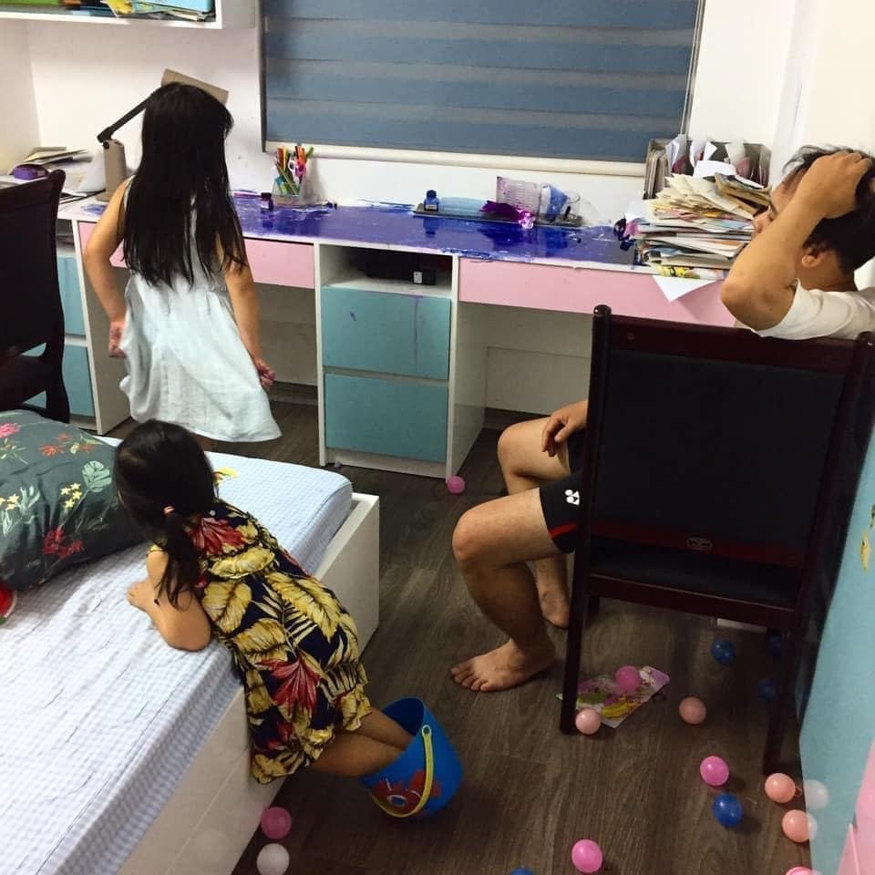 Con gái vẽ bậy từ tường, tủ đến bàn học: Ông bố bất lực không biết làm gì - Ảnh 1. Con gái vẽ bậy từ tường, tủ đến bàn học: Ông bố bất lực không biết làm gì - Ảnh 1.