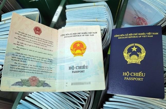 Bộ Công an tiếp tục cấp hộ chiếu phổ thông mẫu mới cho công dân - Ảnh 1.