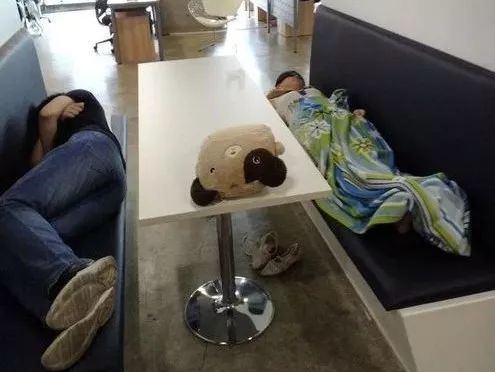 Văn hóa nghỉ trưa của công ty công nghệ: Huawei ngủ nệm, Alibaba ngủ lều, Baidu xây luôn &quot;thiên đường&quot; cho nhân viên - Ảnh 2.