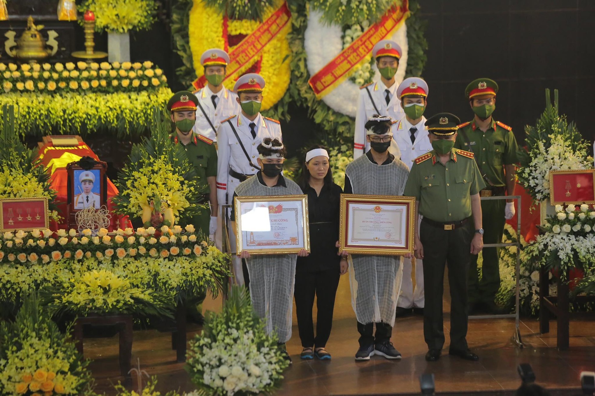 Xúc động nghi lễ phủ Quốc kỳ lên linh cữu 3 liệt sĩ cảnh sát PCCC - Ảnh 2.