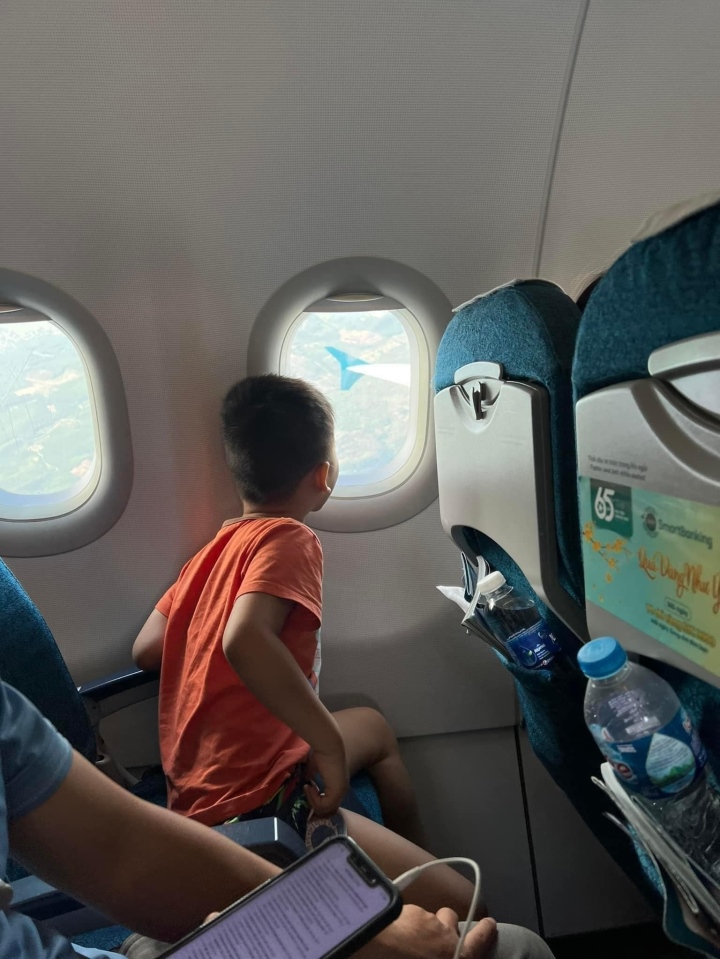 Màn ''giao dịch'' của cậu bé lần đầu đi máy bay không được ngồi gần cửa sổ gây sốt - Ảnh 2.