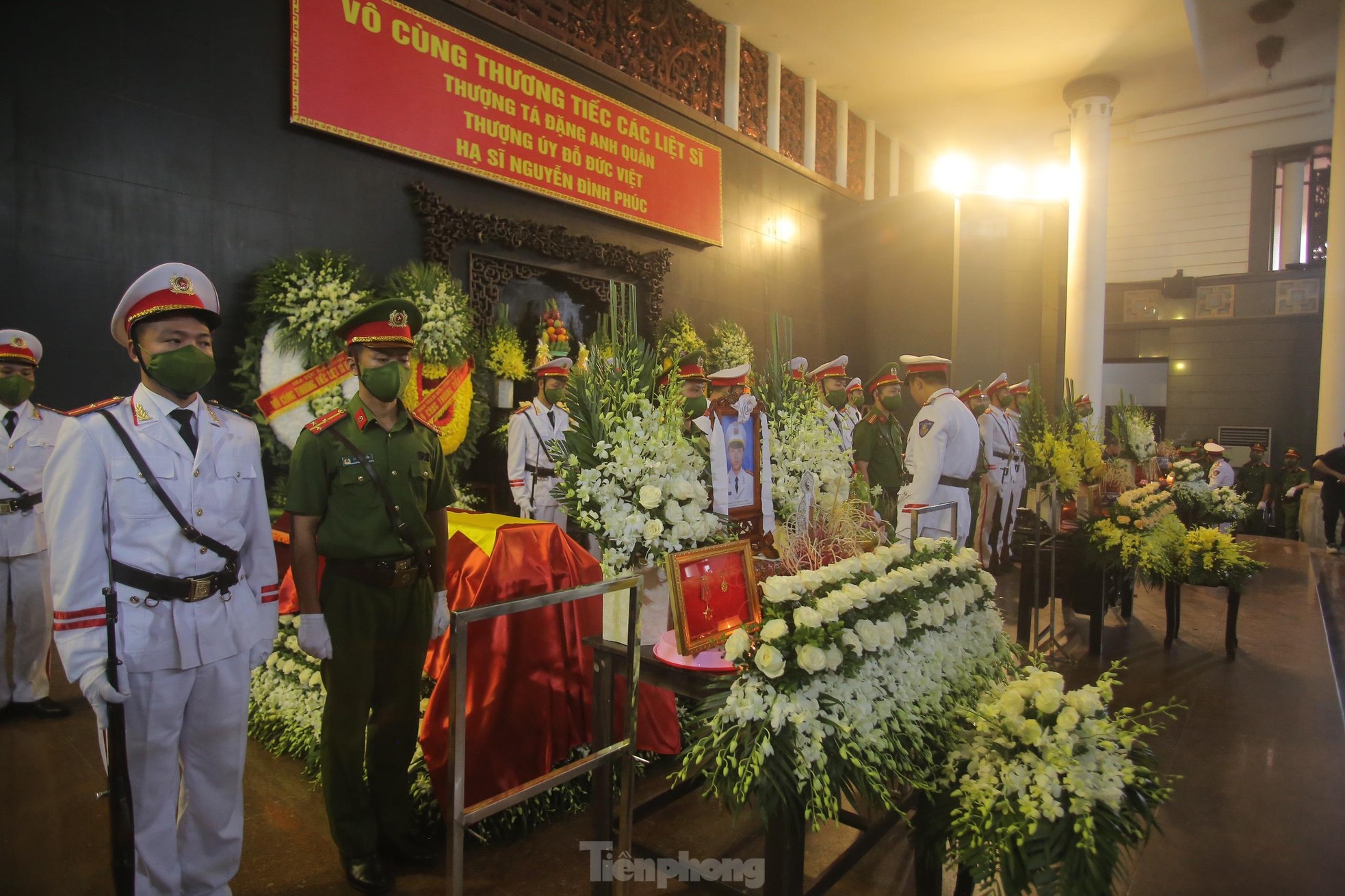 Xúc động nghi lễ phủ Quốc kỳ lên linh cữu 3 liệt sĩ cảnh sát PCCC - Ảnh 4.