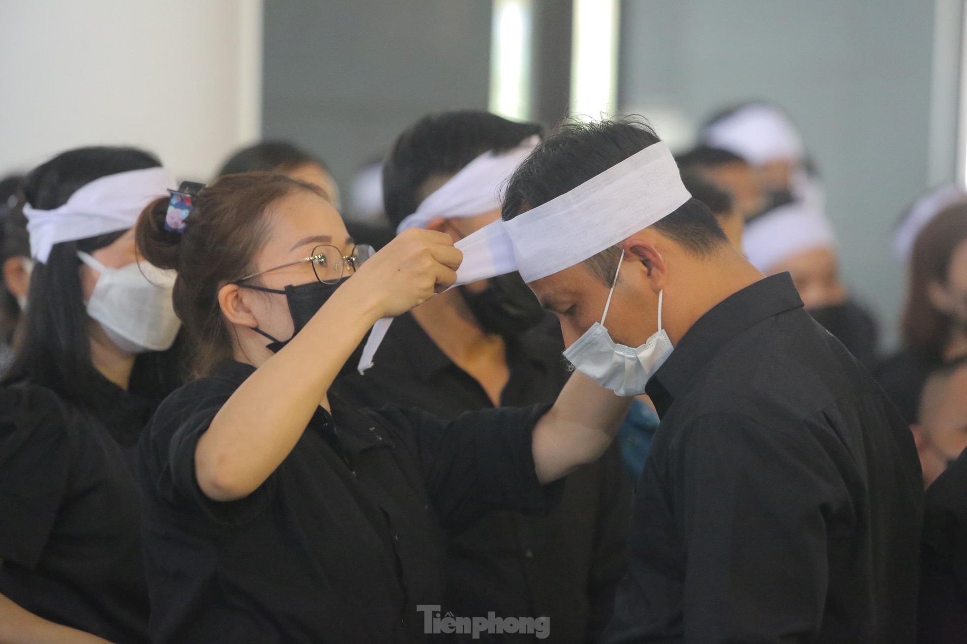 Xúc động nghi lễ phủ Quốc kỳ lên linh cữu 3 liệt sĩ cảnh sát PCCC - Ảnh 8.