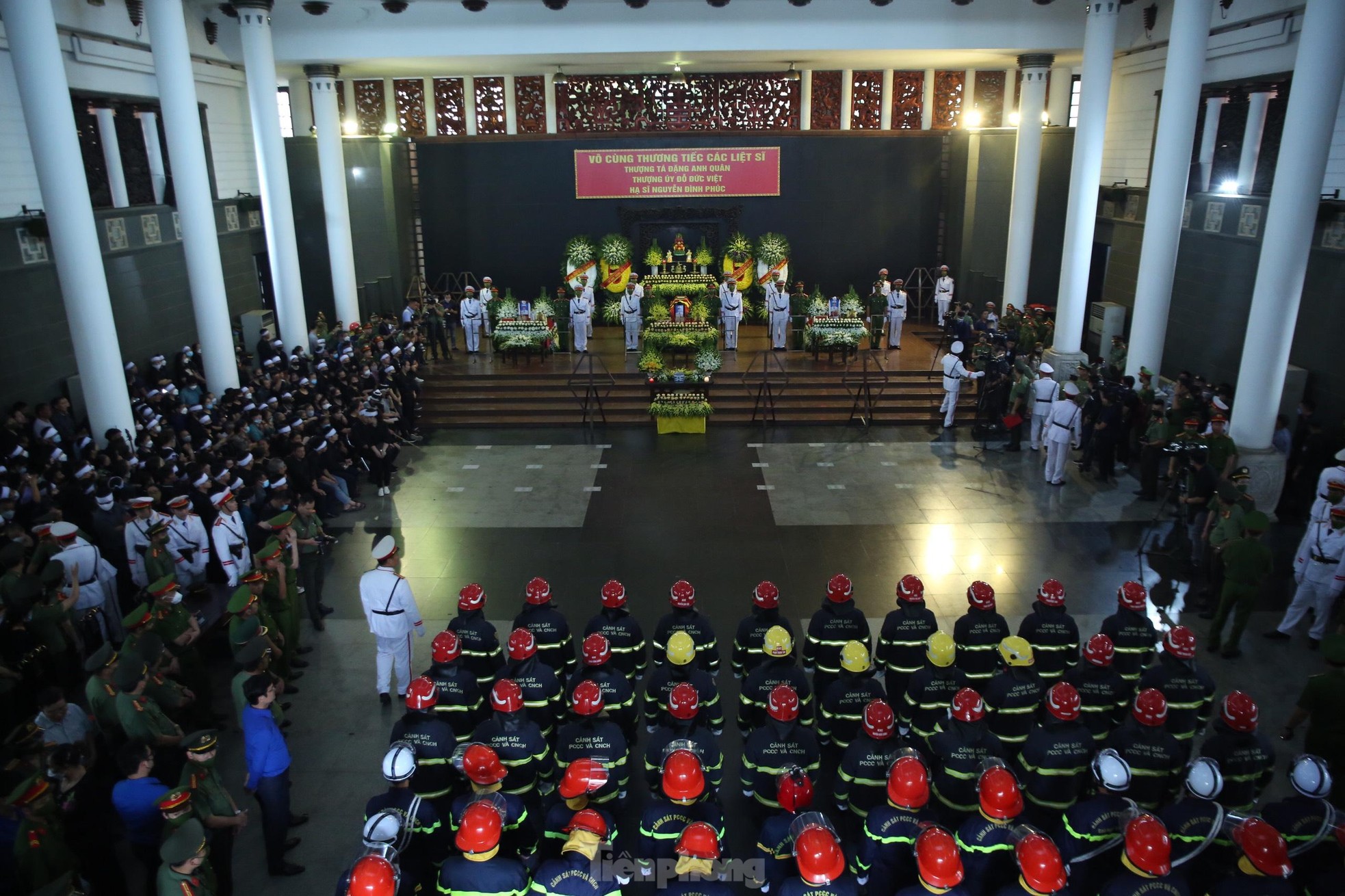 Xúc động nghi lễ phủ Quốc kỳ lên linh cữu 3 liệt sĩ cảnh sát PCCC - Ảnh 7.