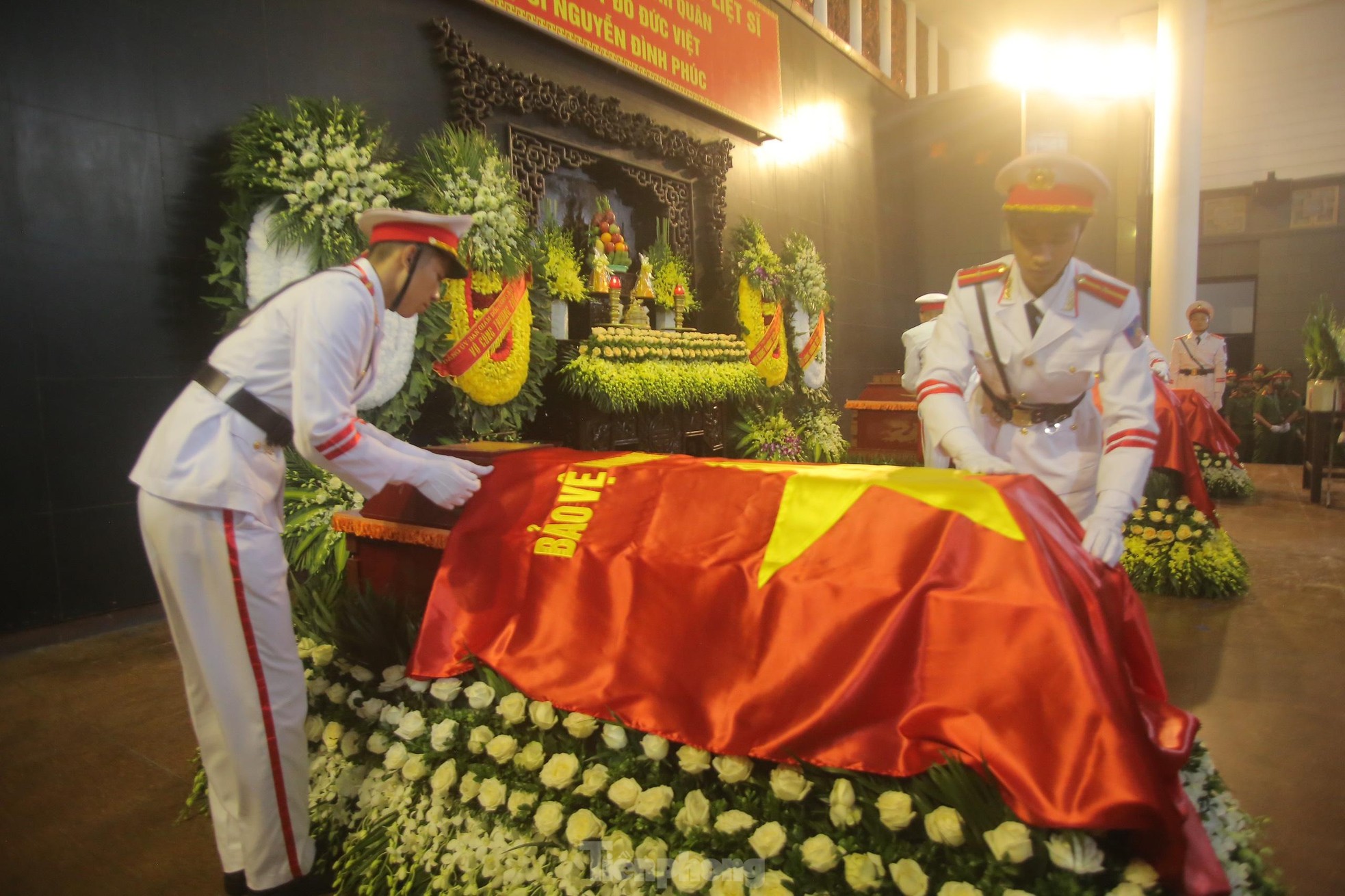 Xúc động nghi lễ phủ Quốc kỳ lên linh cữu 3 liệt sĩ cảnh sát PCCC - Ảnh 6.