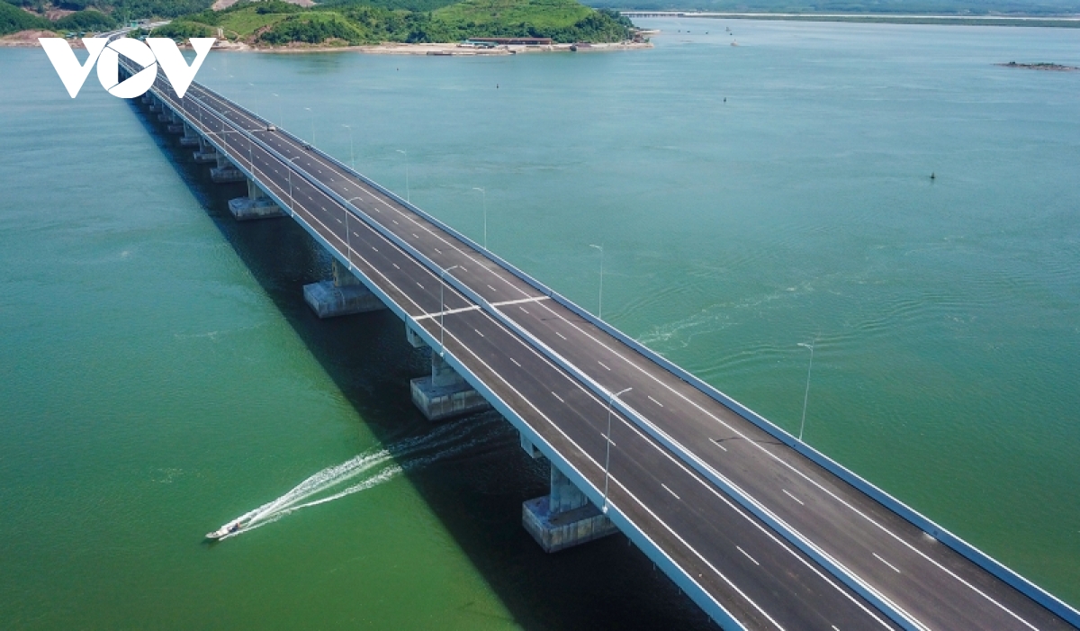 Khung cảnh hùng vĩ quanh cây cầu vượt biển dài nhất Quảng Ninh - Ảnh 1.